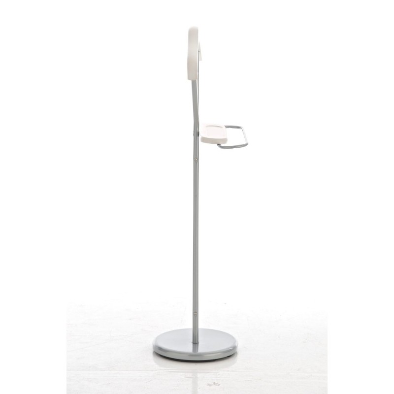 Tyylikäs metallinen vaatepalvelija kromipinnoitteella ja puuvärivaihtoehdoilla