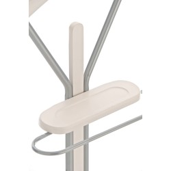 Tyylikäs metallinen vaatepalvelija kromipinnoitteella ja puuvärivaihtoehdoilla