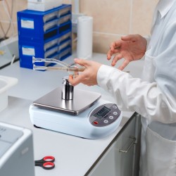 Laboratoriovaaka 2000 g 0,01 g tarkkuus LCD näyttö ruostumaton teräspunnitusalusta RS232 liitäntä