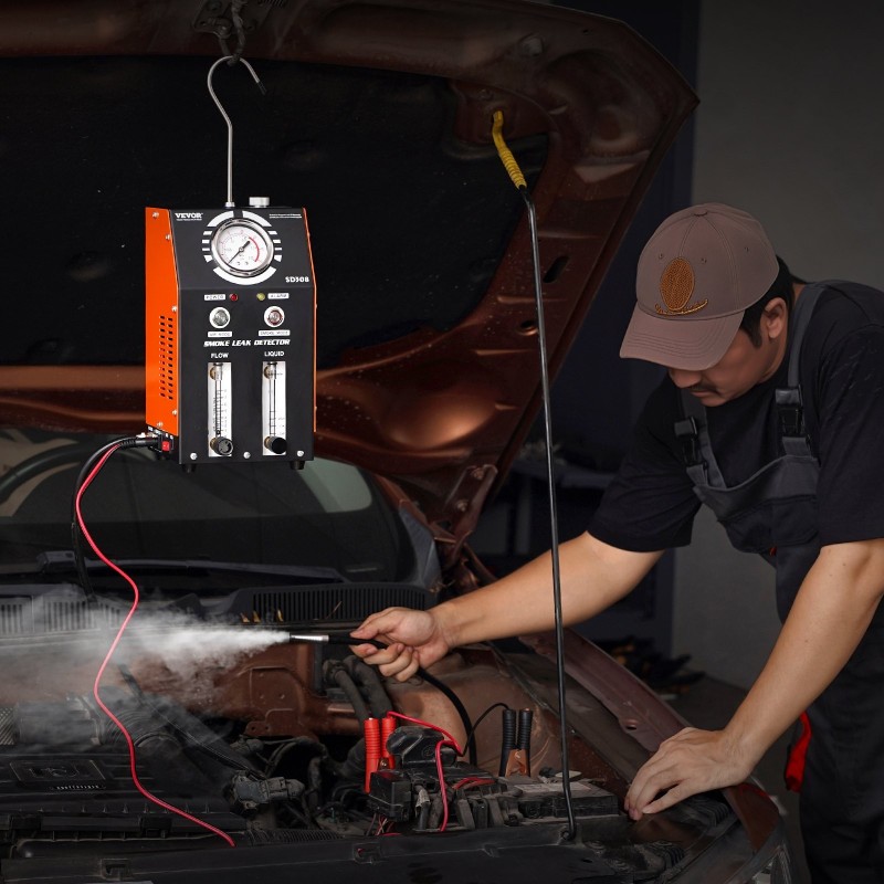 Savuvuodonetsintälaite ajoneuvoille polttoainejärjestelmälle sisäänrakennetulla ilmapumpulla kahdella testitilalla painemittari