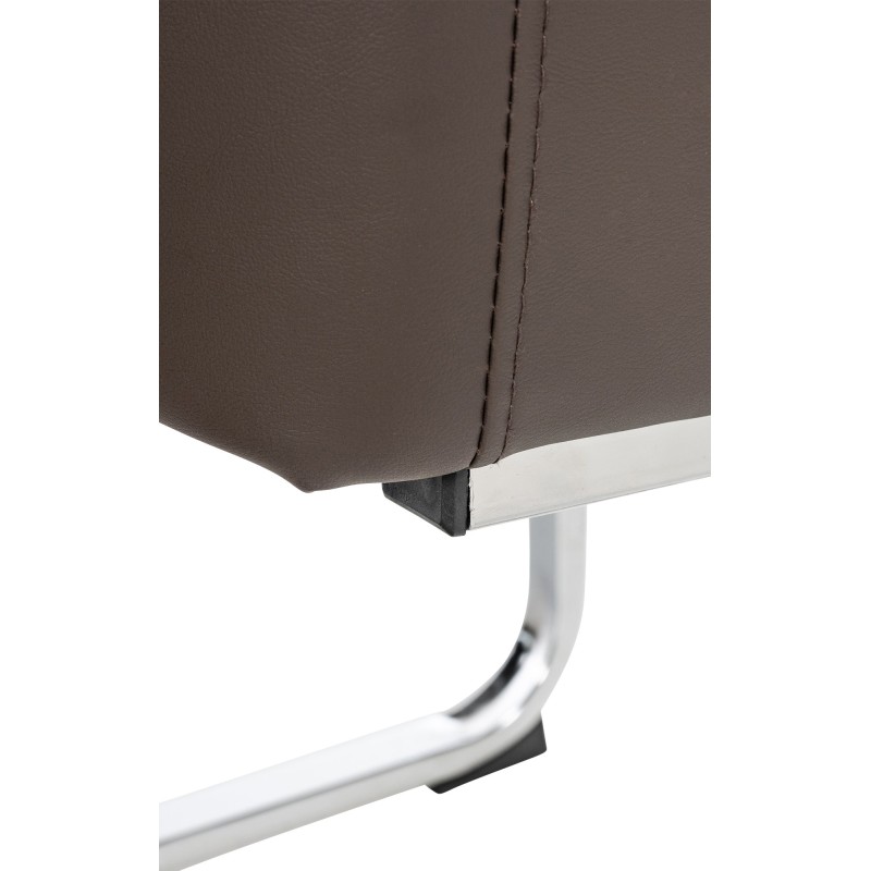 Moderni Puka-keinutuoli pehmustetulla istuimella ja teräsrungolla