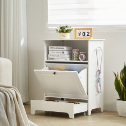 Koiran ruokinta-asema nostetuilla kulhoilla melamiinipintainen valkoinen kaksi ruostumatonta kulhoa säilytystilalla