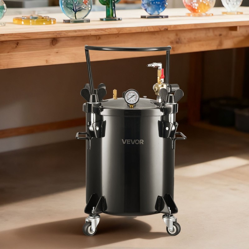 20 litran teräksinen maalauspaineastia kolmella pikaliittimellä ja pyörillä