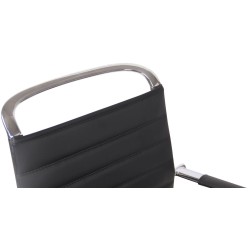 Moderni keinonahkainen keinutuoli kromijalustalla ja käsinojilla