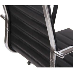 Moderni keinonahkainen keinutuoli kromijalustalla ja käsinojilla