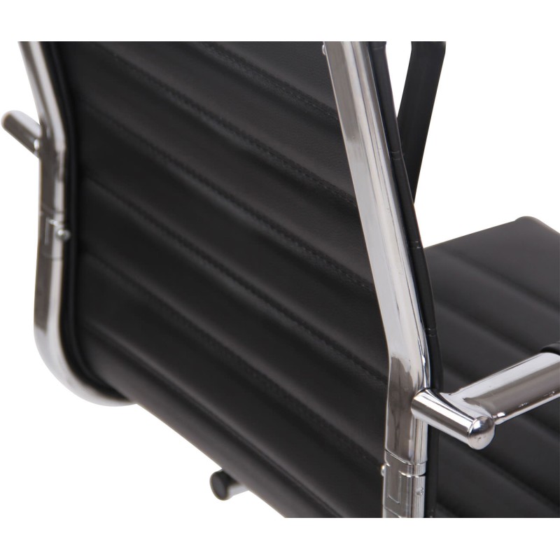 Moderni keinonahkainen keinutuoli kromijalustalla ja käsinojilla