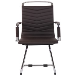 Moderni vierailutuoli keinonahalla tai aidolla nahalla kromatulla rungolla