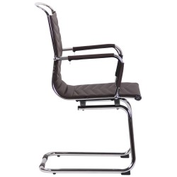 Moderni vierailutuoli keinonahalla tai aidolla nahalla kromatulla rungolla