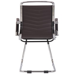 Moderni vierailutuoli keinonahalla tai aidolla nahalla kromatulla rungolla