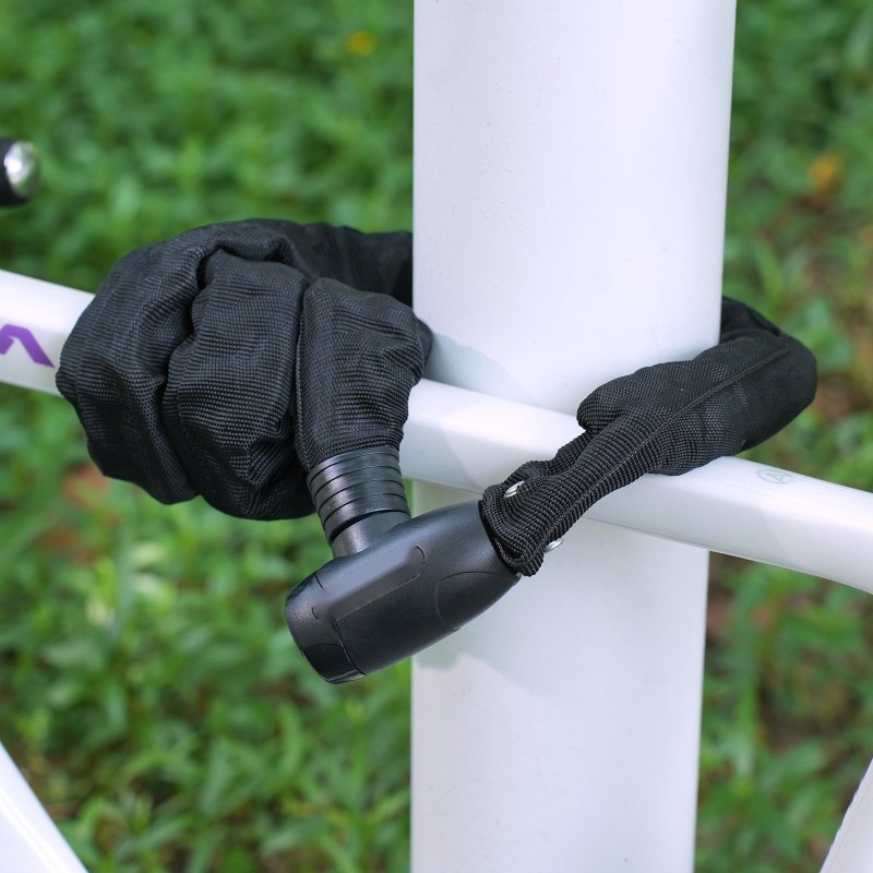 Ketjulukko metalliterästä 8 mm 1200 mm pehmeä päällinen 4 avainta polkupyörälle