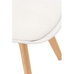 Moderni ruokailutuoli pyökkijaloin ja pehmustetulla istuimella