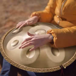 Handpan-rumpu hiiliteräs 55,9 cm 9 säveltä D-molli kullanvärinen nuijapari