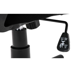 Ergonominen toimistotuoli säädettävällä korkeudella ja verkkopäällysteellä