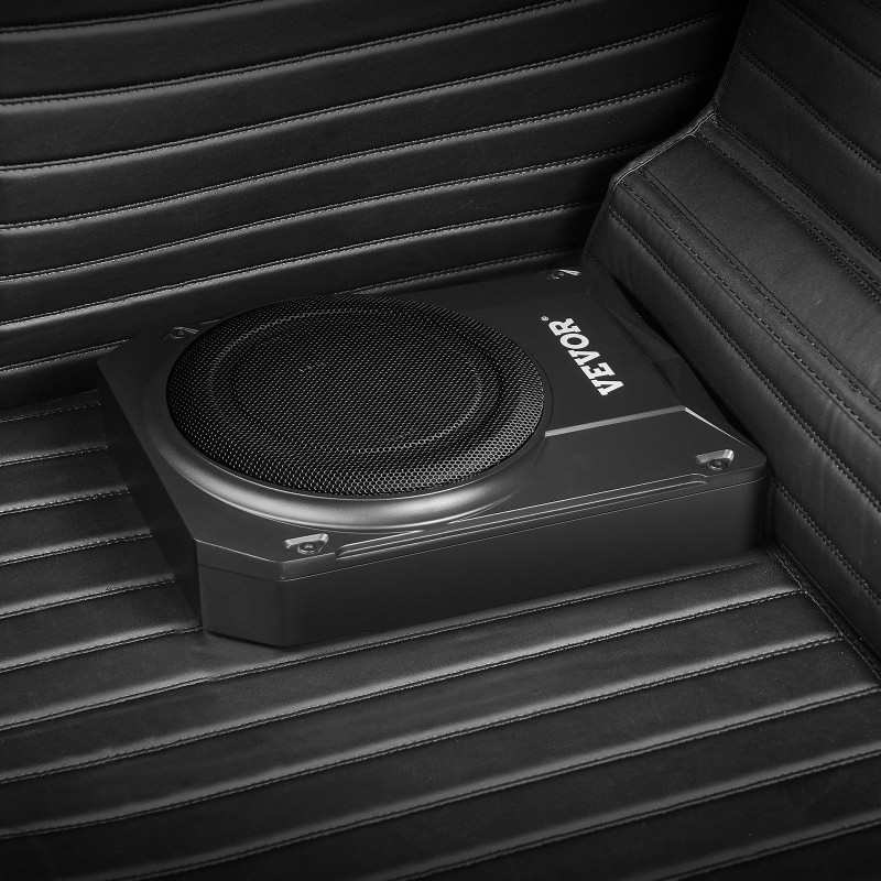 8-tuumainen matalaprofiilinen aktiivisubwoofer istuimen alle sisäänrakennetulla vahvistimella nimellisteho 400 W