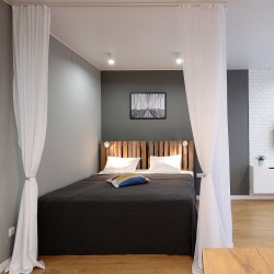 Verhokisko 2,7 m alumiiniseos 3 kiskoa kattokiinnitys seinäkiinnitys sisältää koukut ja kiinnitystarvikkeet