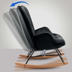 Moderni samettinen keinutuoli pehmustetulla istuimella ja puisilla jalaksilla