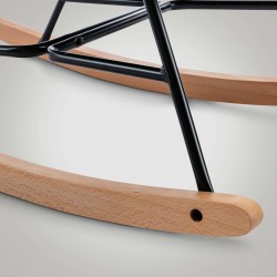 Moderni samettinen keinutuoli pehmustetulla istuimella ja puisilla jalaksilla