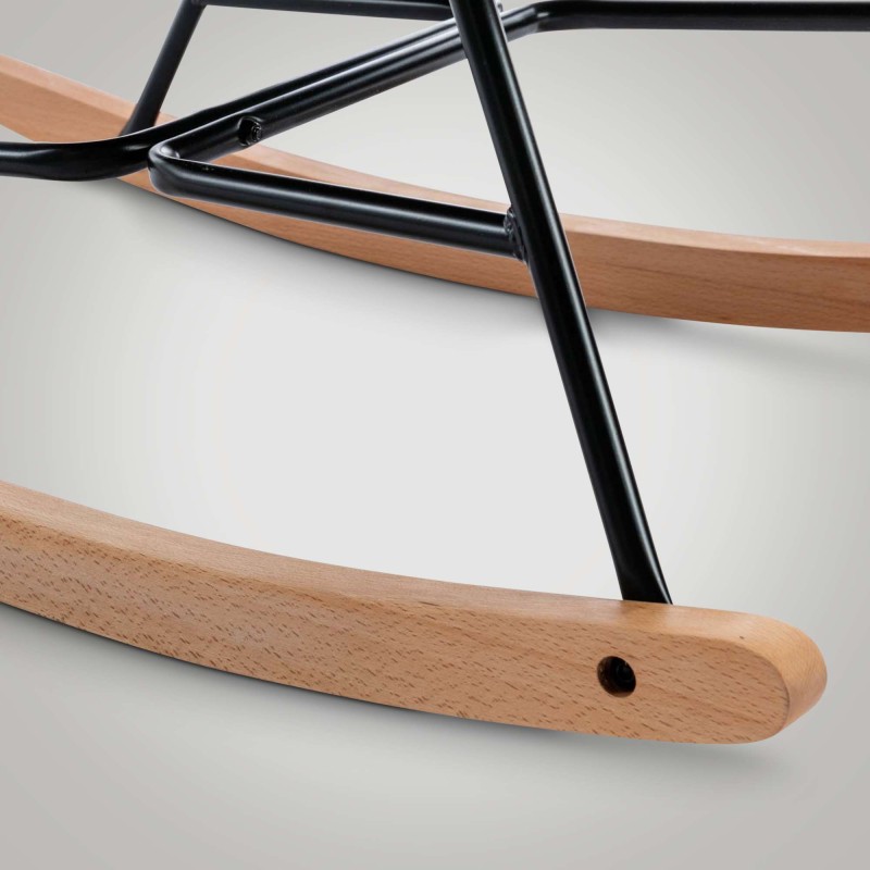 Moderni samettinen keinutuoli pehmustetulla istuimella ja puisilla jalaksilla