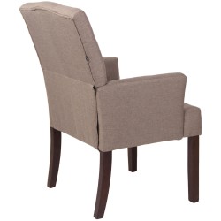 Tyylikäs chesterfield-ruokailutuoli käsinojilla ja pehmusteella