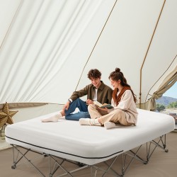 Ilmatäytteinen leirintäsänky kahdelle joustokuitukankaasta taittuvalla rungolla sisäänrakennetulla pumpulla