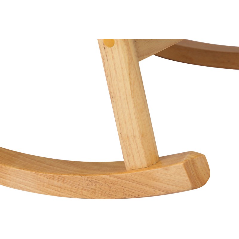 Mukava moderni keinutuoli pehmusteella ja puujalaksilla