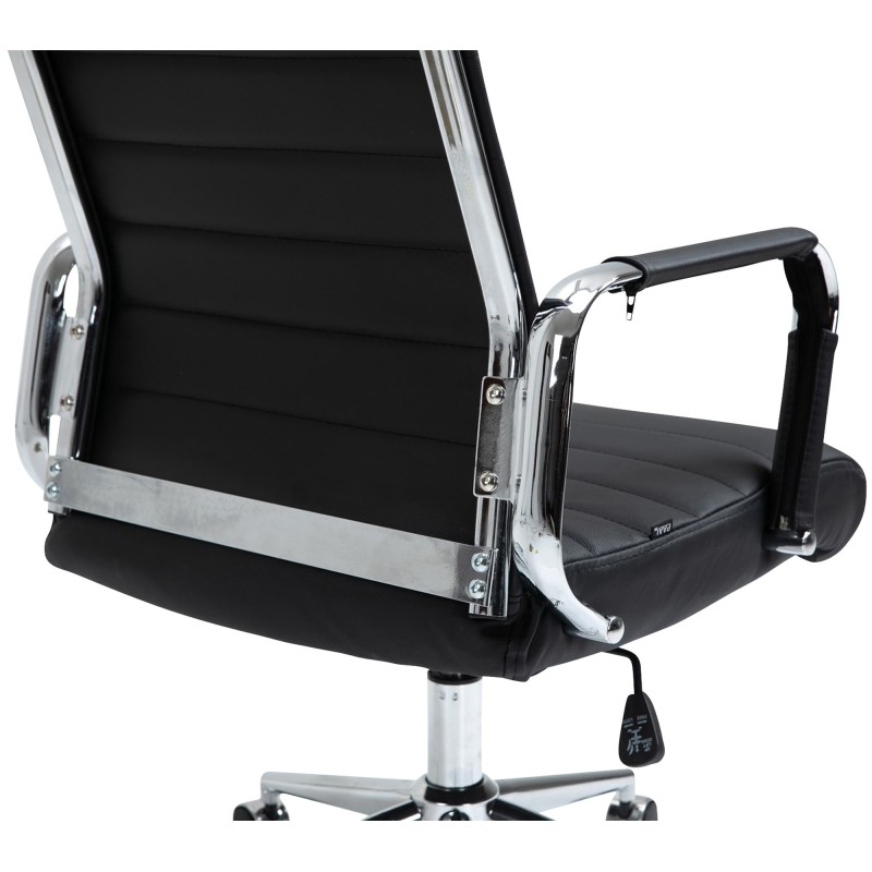 Ergonominen nahkainen toimistotuoli säädettävällä korkeudella ja keinumekanismilla