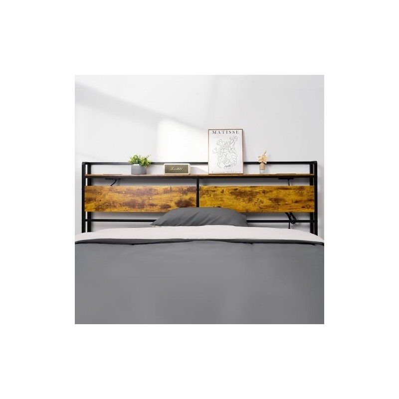 Sängynpääty leveälle sängylle ruskeat puupaneelit mustalla metallirungolla integroidulla virtapaneelilla