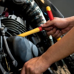 Eristetty 16-osainen hylsy ja räikkäsarja 1000 V sähköasennuksiin