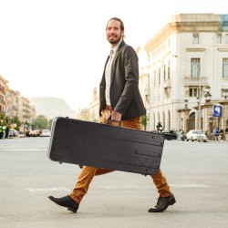 Suorakulmainen kovakotelo sähkökitaralle 1050 mm pehmustettu lukollinen kahdella avaimella