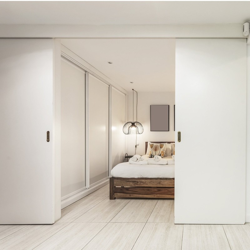 Liukuovikiskosarja alumiiniseos 1219 mm kahden oven järjestelmään 35–45 mm ovipaksuudelle