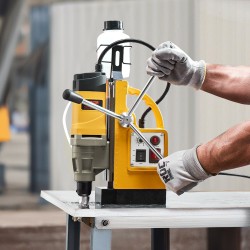 Magneettiporakone 1400 wattia 50 millimetriä ydinkoruporalla 6 kappaletta mukana