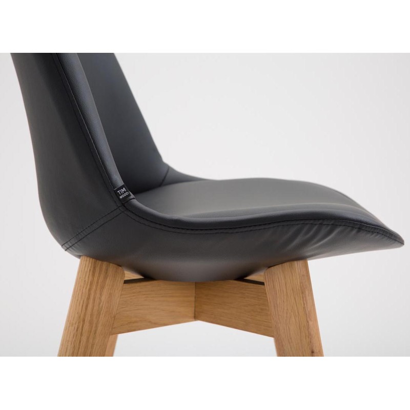 Tyylikäs baarijakkarapari puisella rungolla ja keinonahkaistuimella