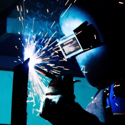 Automaattisesti tummuva hitsauslinssi tummuusaste 9 108 x 51 mm luonnollinen värintoisto