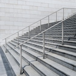 Ruostumaton terästolppa 42x2x2 tuumaa valmiiksi poratut kolmenkymmenen asteen reiät