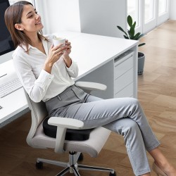 Istuintyyny U-muotoisella aukolla muistivaahdosta polyesteripäällisellä musta autoon ja toimistoon