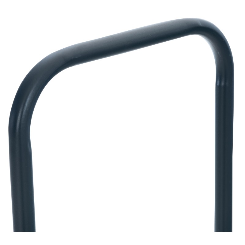 Tyylikäs musta kaareva takkapuuteline sisustukseen ja säilytykseen