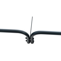 Tyylikäs musta kaareva takkapuuteline sisustukseen ja säilytykseen