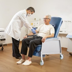 Geriatrinen lepotuoli 3-asentoinen hiiliteräsrunko pehmustettu muovinahkainen istuin 4 pyörää