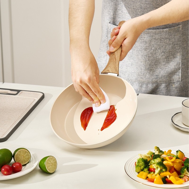 3-osainen alumiininen paistinpannisetti keraamisella pinnoitteella sopii induktio-, kaasu- ja sähköliesille