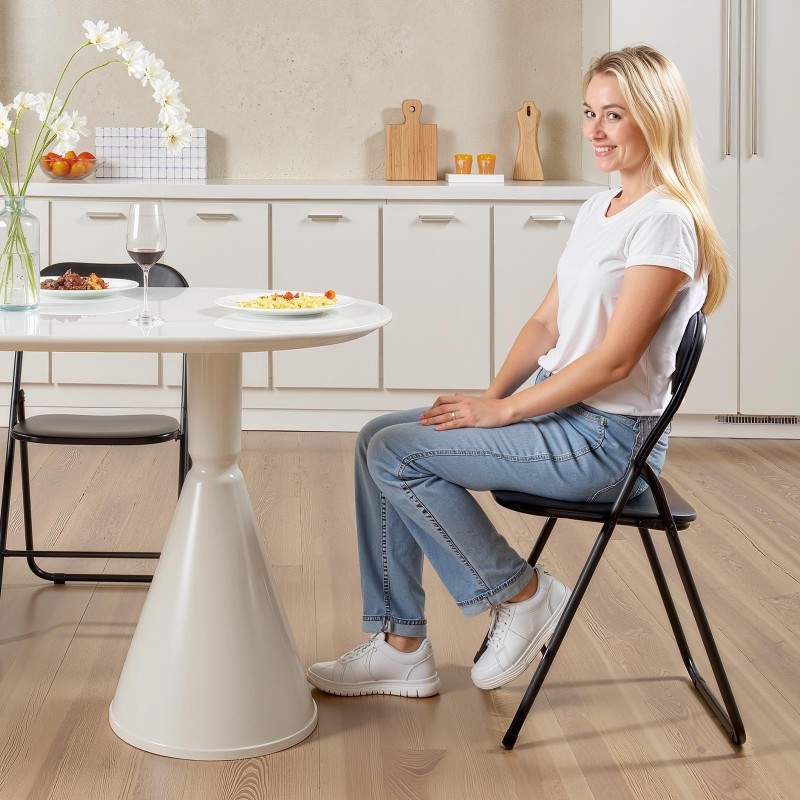 Taitettavat pehmustetut nahkajäljitelmätuolit metallirungolla 6 tuolia musta