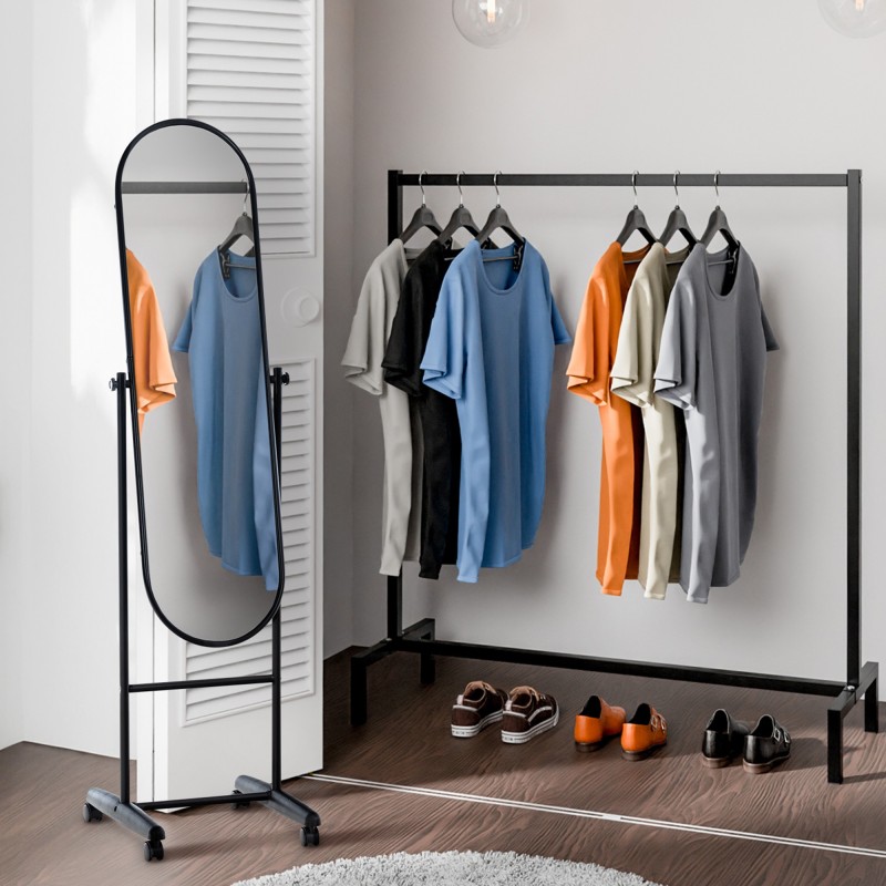 Soikea metallirunkoinen peili pyörillä, eri värejä