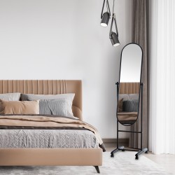 Soikea metallirunkoinen peili pyörillä, eri värejä