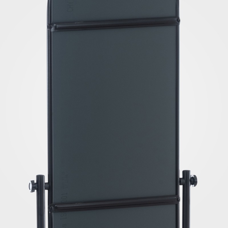 Soikea metallirunkoinen peili pyörillä, eri värejä