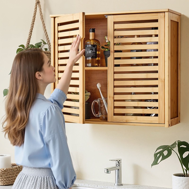 Seinäkaappi kahdella ovella ja säädettävällä kolmitasoisella hyllyllä kylpyhuoneeseen