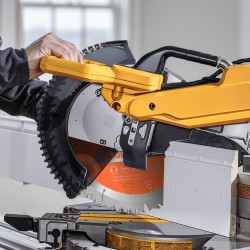 Pyörösahanterä kaksisataaviisikymmentäneljä millimetriä seostettu teräs kaksi ja puoli millimetriä paksu viisikymmentä hammasta