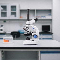 Kolmiputkinen mikroskooppi alumiiniseosrunko 40–5000-kertainen LED-valaistus 1,5 megapikselin elektroninen okulaari