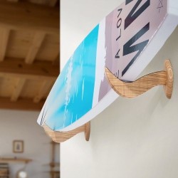 Seinään kiinnitettävä vaakasuuntainen lautateline tuhkapuusta pehmustetuilla kosketuspinnoilla yhden tason