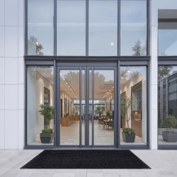 Eteismatto koko 2438 x 1219 mm harmaa raidallinen pitkänurkkainen polyesteri PVC-tausta