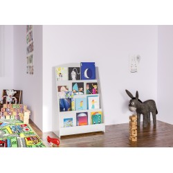 Ajaton lastenhuoneen kirjahylly neljällä näyttöhyllyllä, trapetsimuotoinen