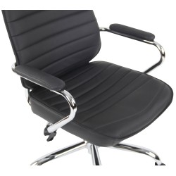 Laadukas nahkainen toimistotuoli säädettävällä korkeudella ja keinumekanismilla